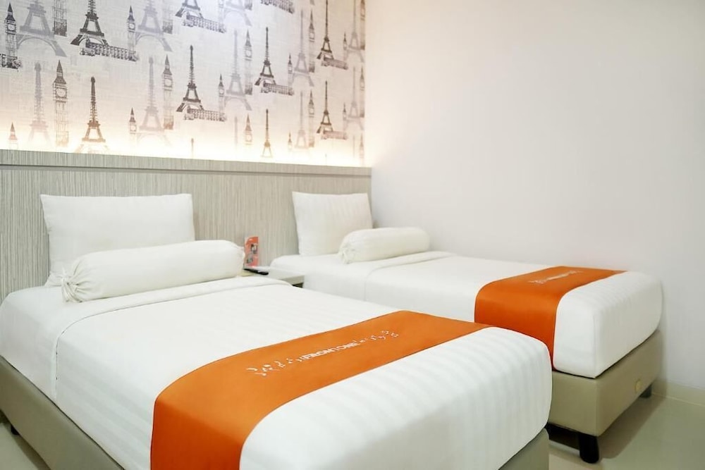 Front One Hotel Sragen 6/15