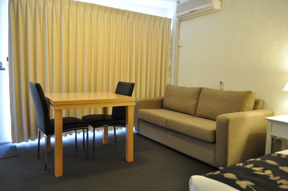 ALBURY BURVALE MOTOR INN 34/47