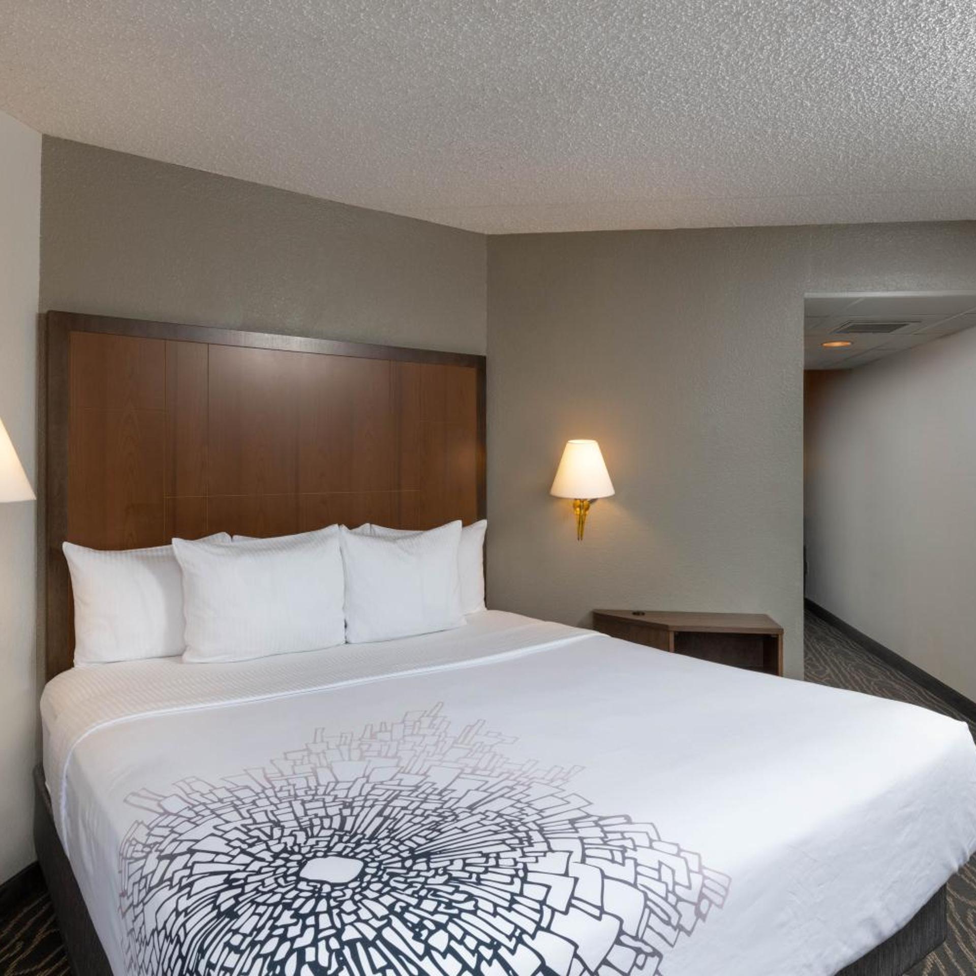 جناح بسرير كينج بغرفة نوم واحدة، La Quinta Inn and Suites by Wyndham Secaucus Meadowlands 3/6