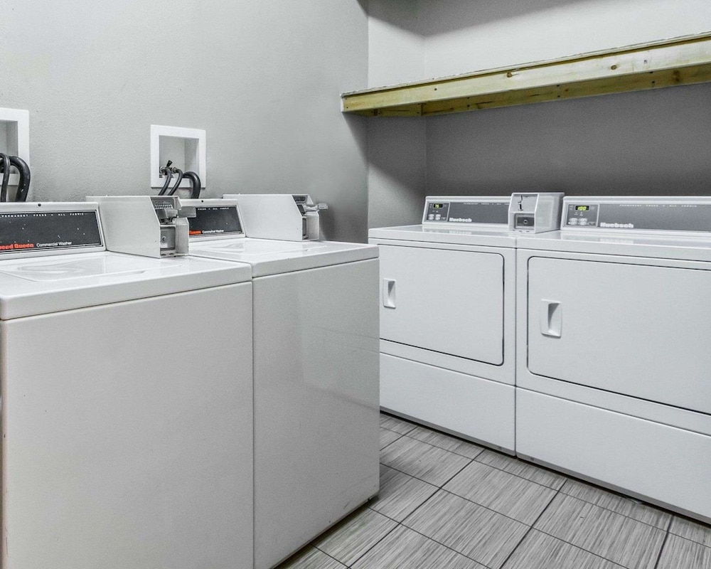 Econo Lodge Inn & Suites Enterprise, AL 20/33