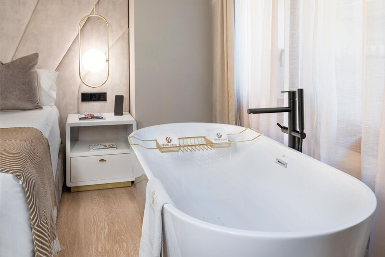 Nivia Born Boutique Hotel 28/36