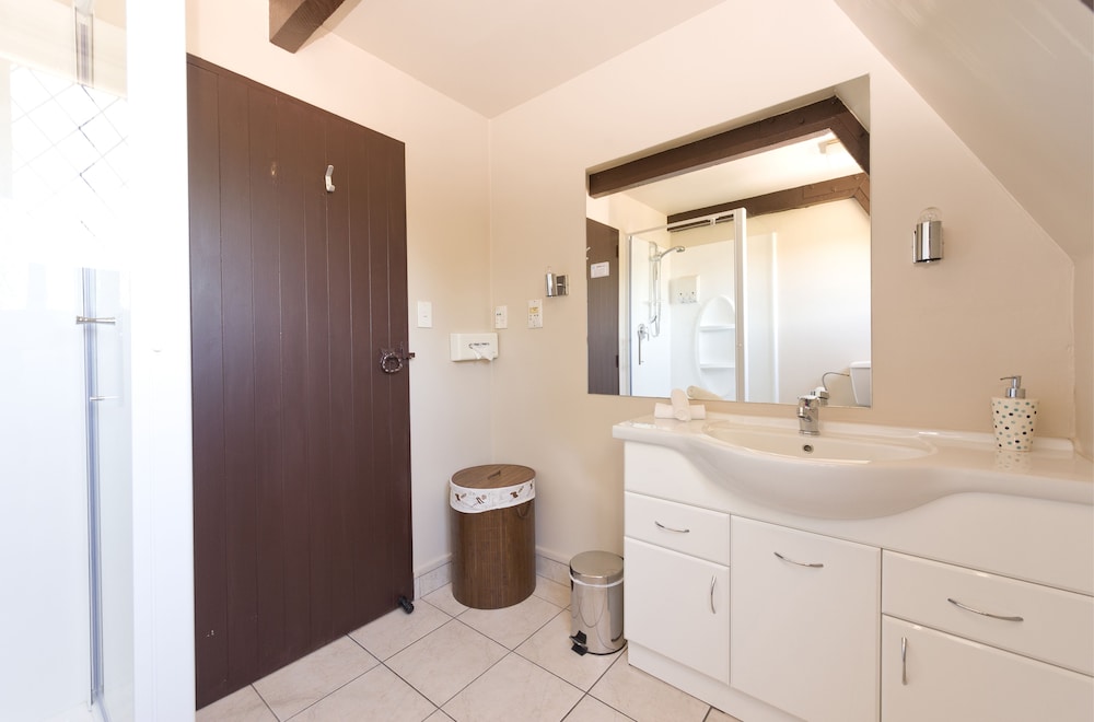 Camelot Motor Lodge 58/62
