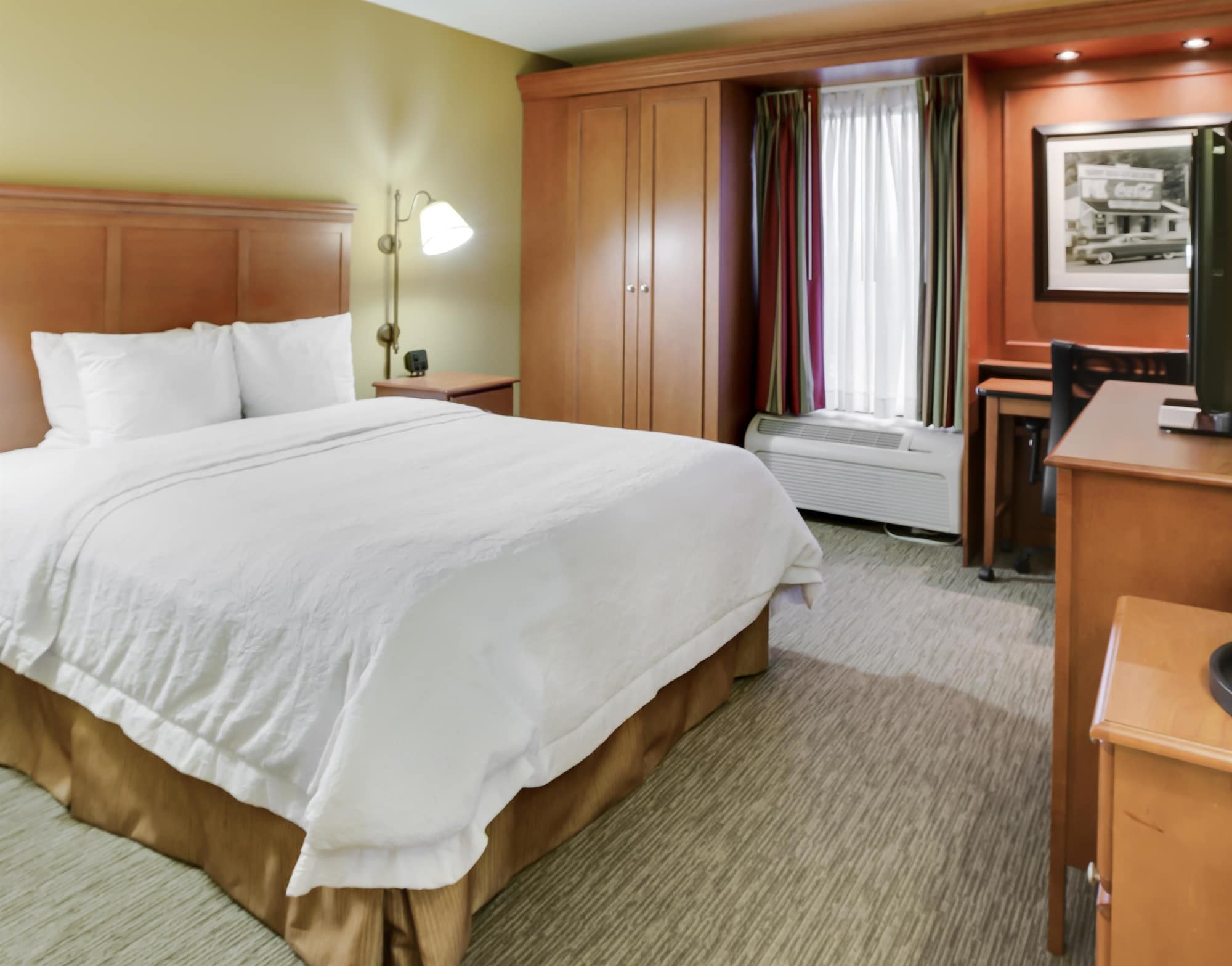 ROOM, QUEEN BED
