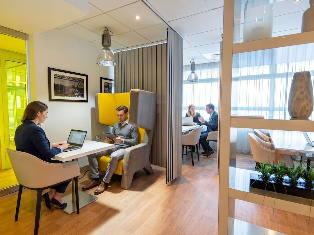 Mercure Paris Massy Gare TGV 40/76