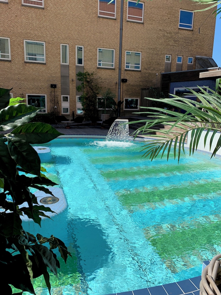Quality Hotel The Reef 65/68