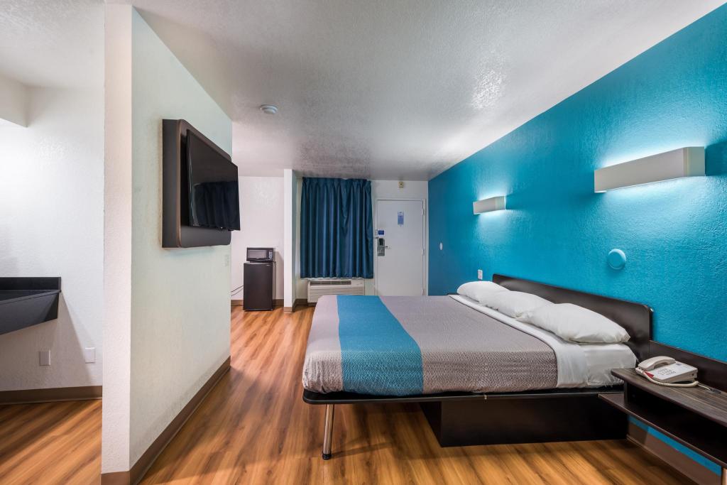 ROOM, KING BED