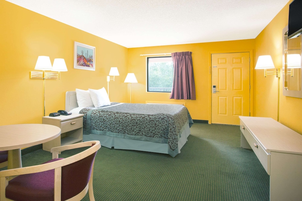 Days Inn By Wyndham Camilla 10/24
