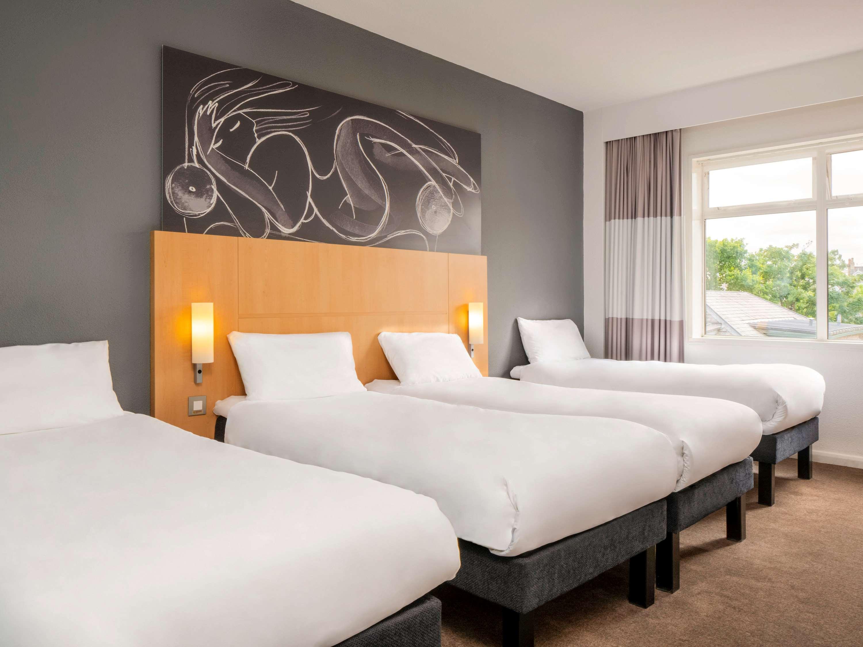 Room, 4 Beds, Small