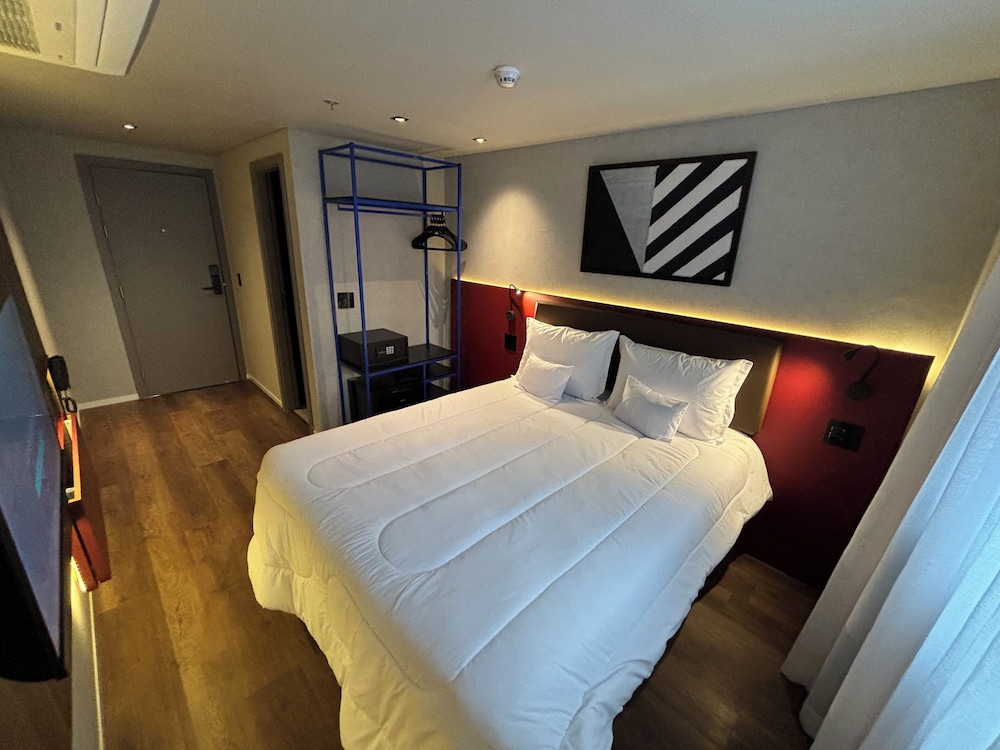 SUPERIOR, QUEEN BED