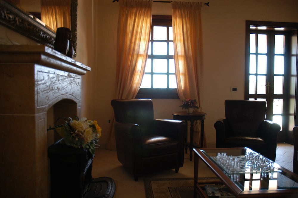 IS BENAS COUNTRY LODGE 39/63