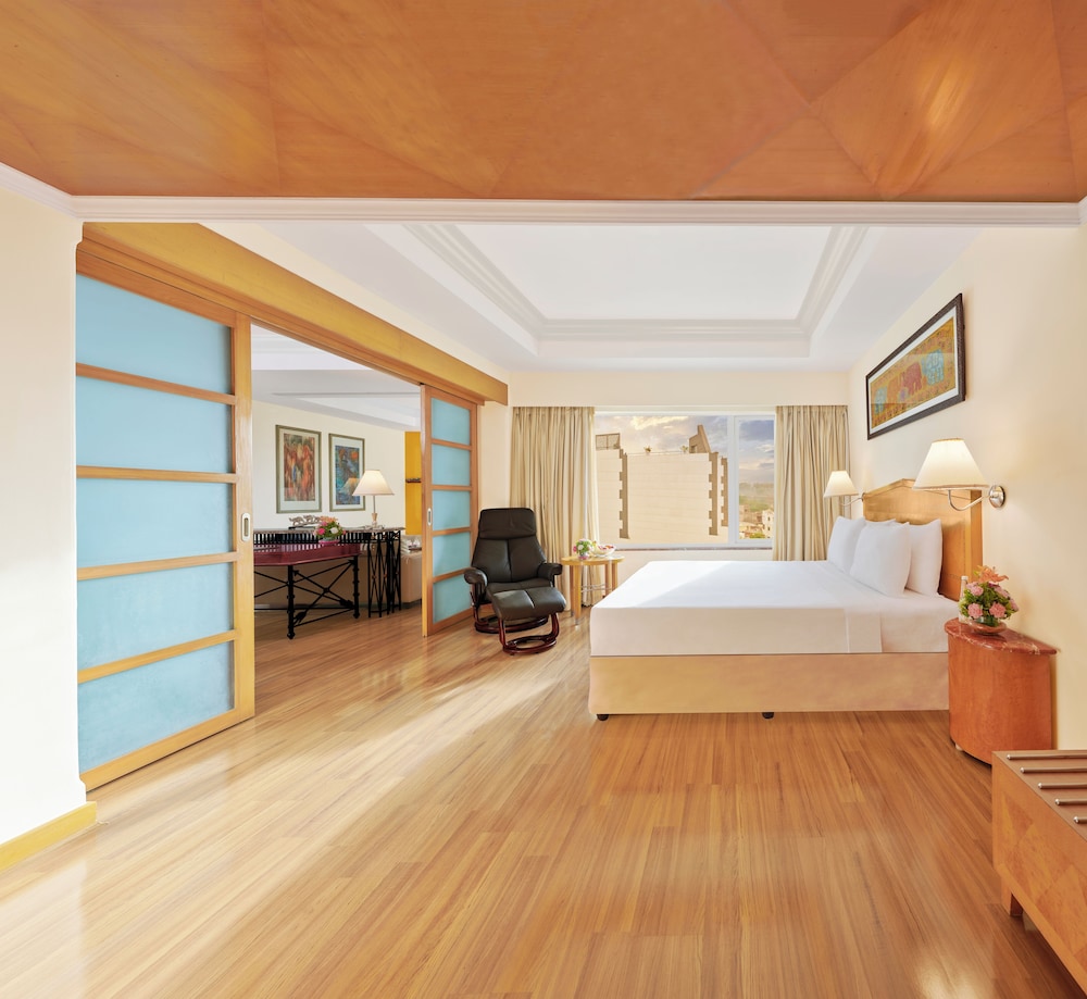 Deluxe, Suite, Queen Bed, City View