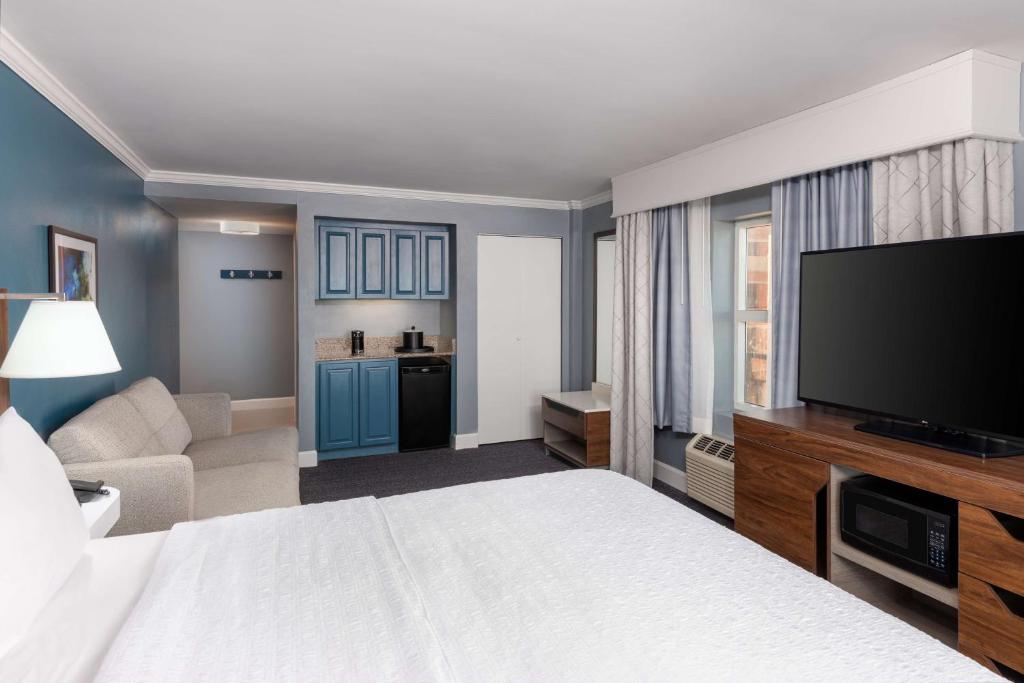 DELUXE, KING BED, WITH VIEW, SOFA