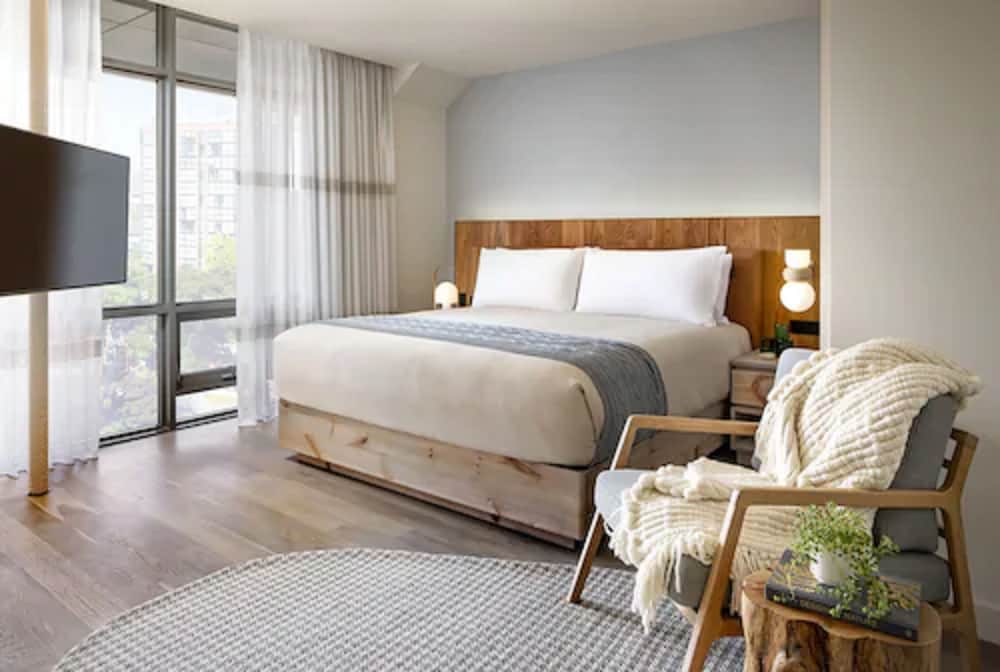 1 Hotel Toronto 8/62