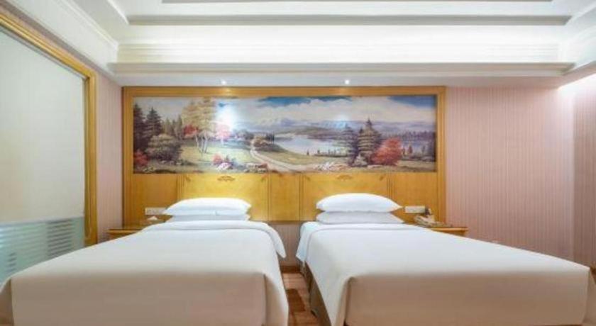 Vienna Hotel (Shenzhen Pingdi Huancheng South Road) 42/49