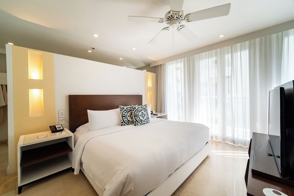 JUNIOR SUITE, KING BED, GARDEN VIEW