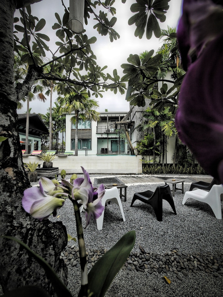 Paragon Inn 57/63