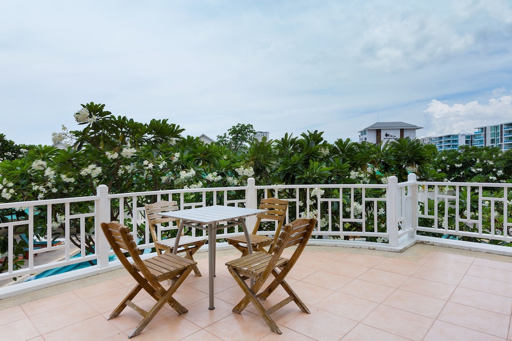 Baan Poolom Beachfront Condominium 21/50