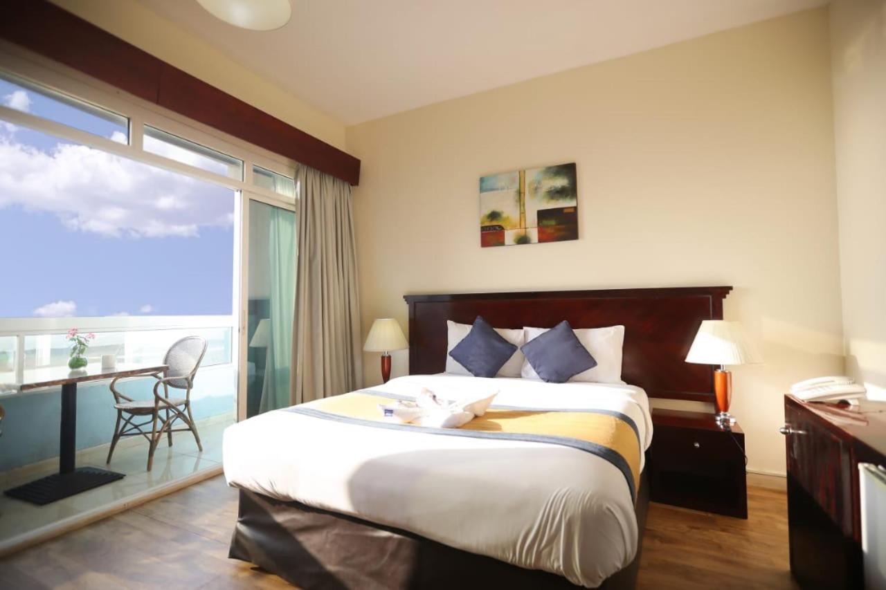 غرفة ديلوكس بسرير كينج بإطلالة على البحر بشرفة، Mermaid Beach Hotel 6/10