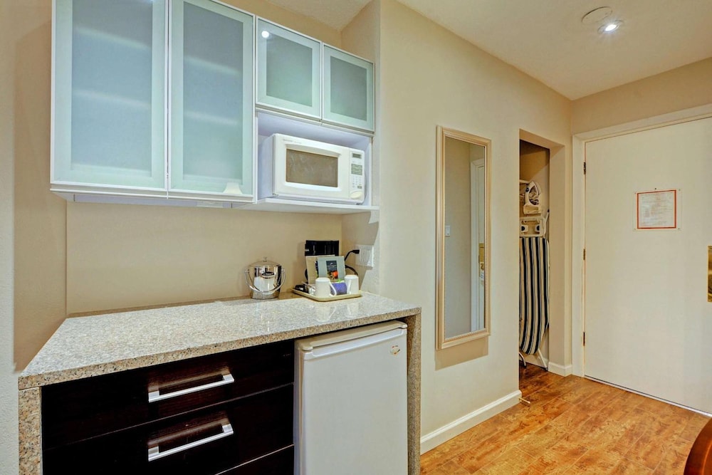 Red Lion Inn & Suites 7/69