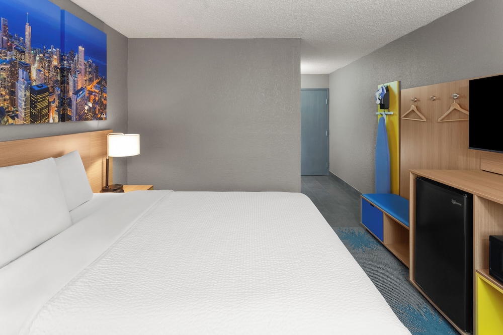 Room, Queen Bed, Accessible, Days Inn by Wyndham Waukegan 3/7