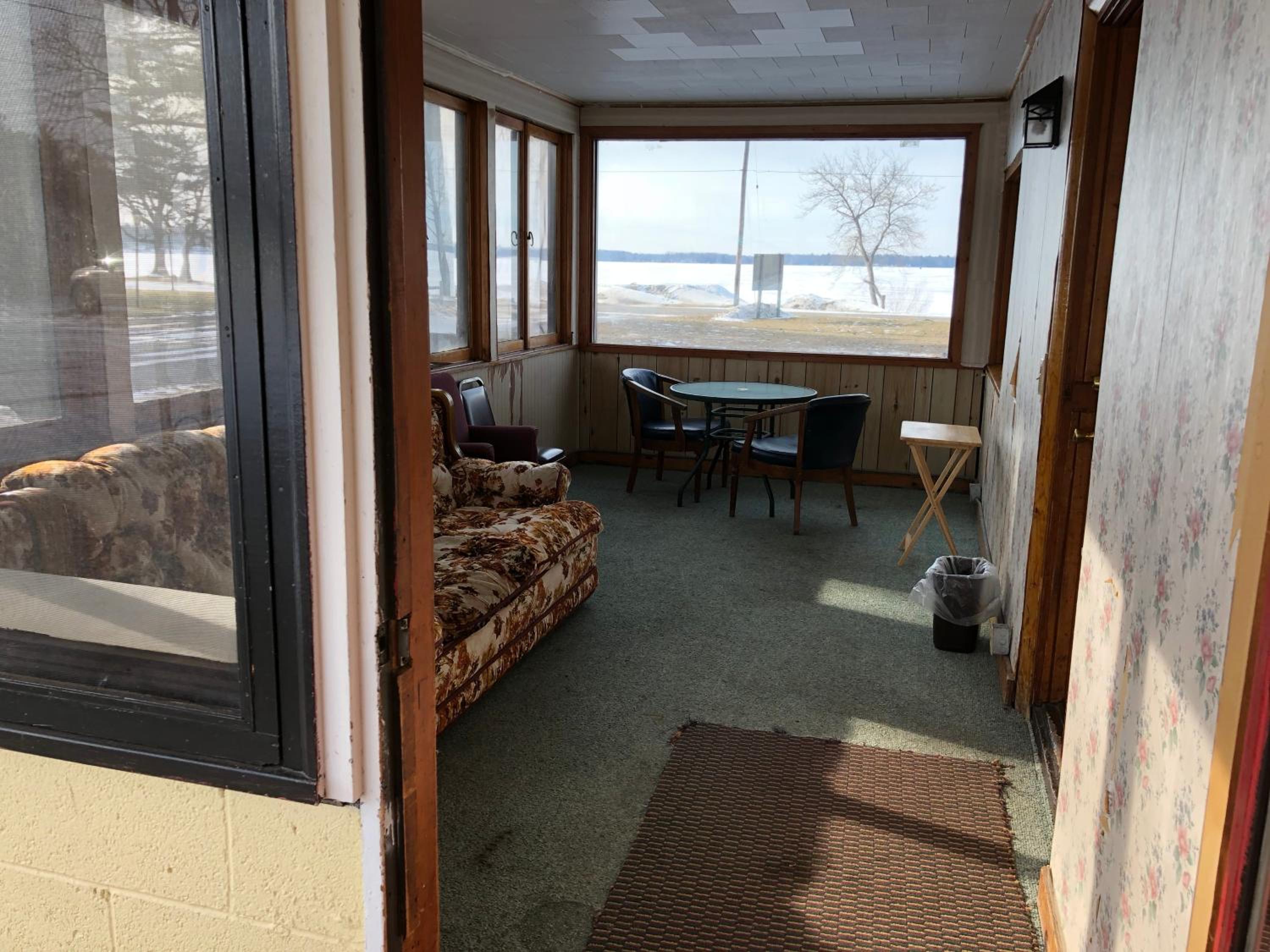 Sun 'n Snow Motel 25/50