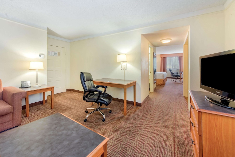 La Quinta Inn & Suites by Wyndham Ft Lauderdale Cypress Cr 39/44