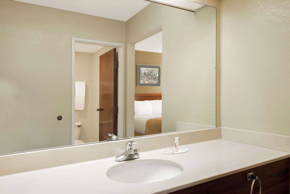 جناح بسريرين كوين، Days Inn by Wyndham Norton 2/3