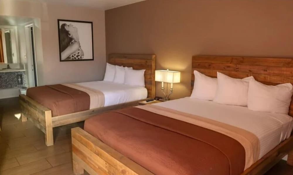 Deluxe, 2 Queen Beds