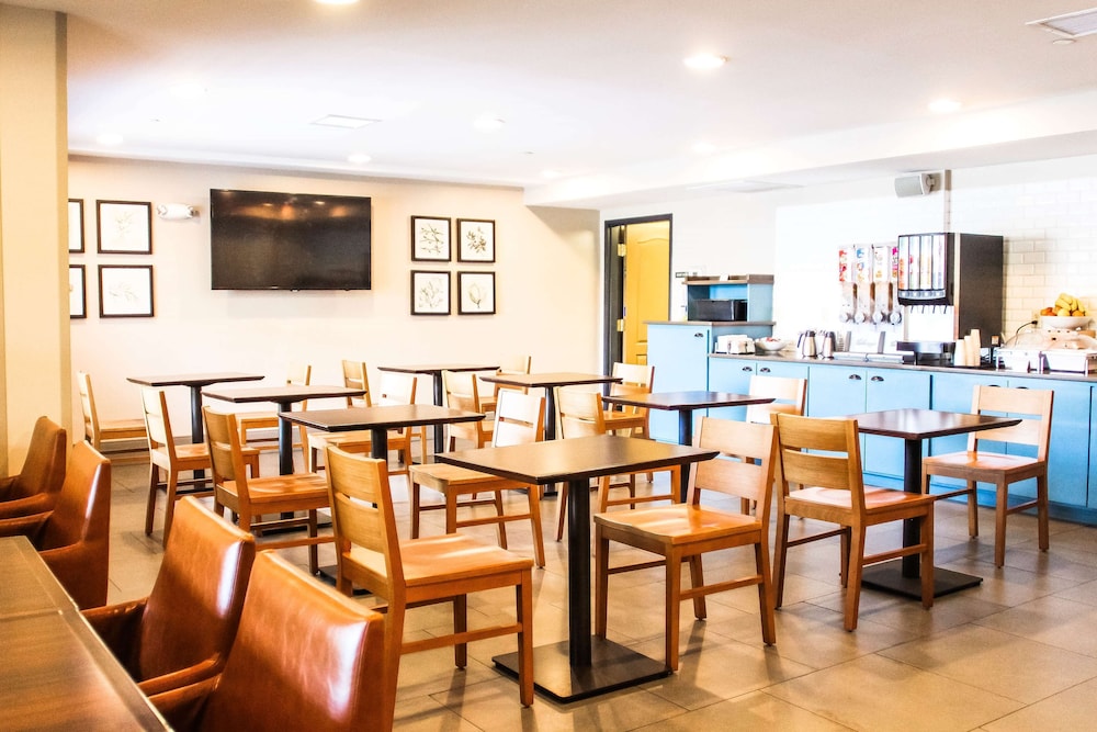Country Inn & Suites by Radisson, Chester, VA 24/24