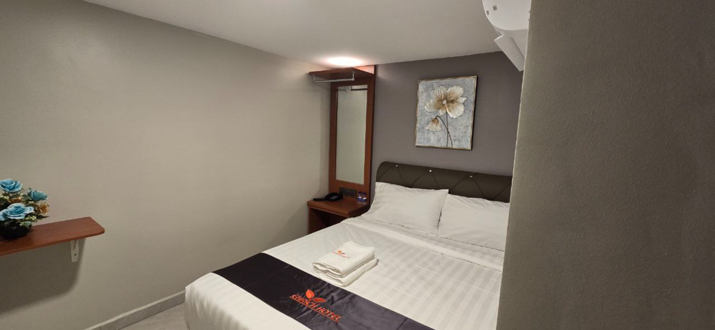Standard, Queen Bed, No Window