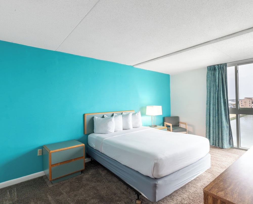 2 BEDROOMS, CONDO, STANDARD, BAY VIEW, PATIO