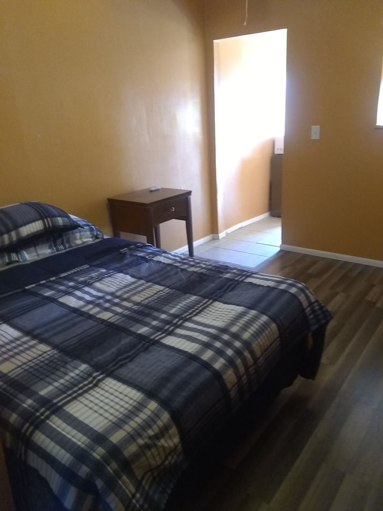 STANDARD, 2 DOUBLE BEDS