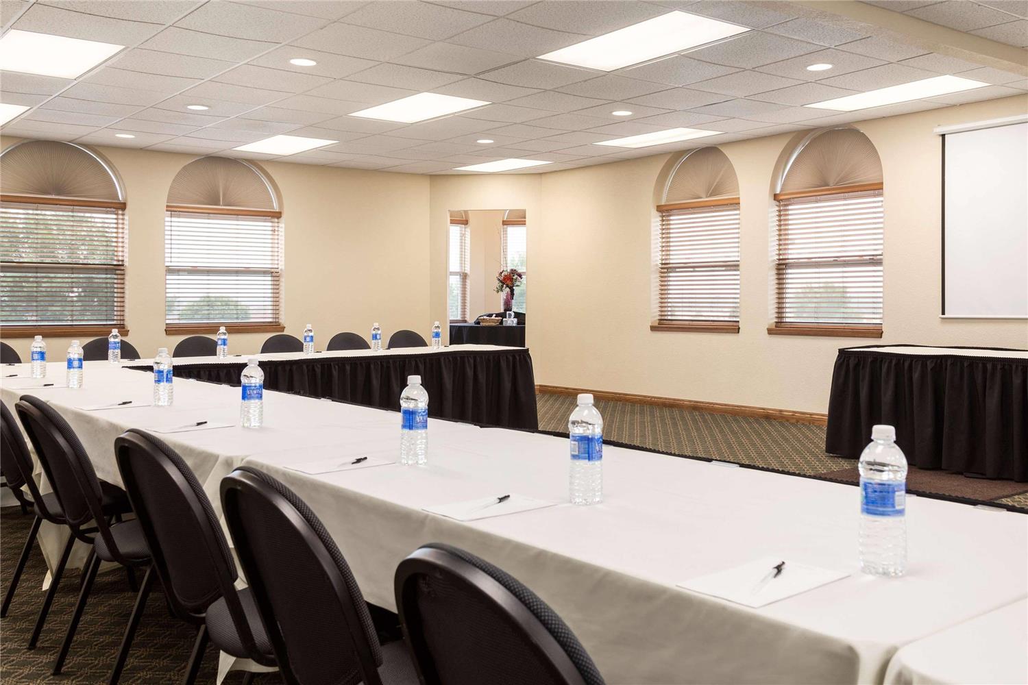 Country Inn & Suites by Radisson Lincoln North Hotel and Conference Center NE 21/22