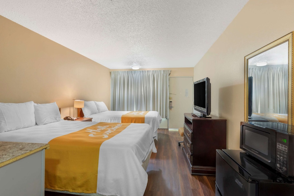 STANDARD, 2 QUEEN BEDS