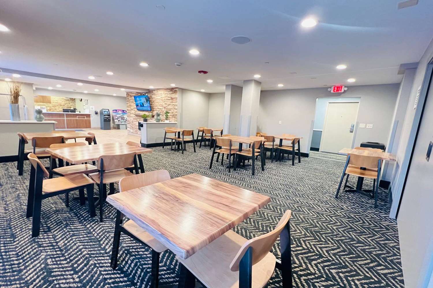 AmericInn by Wyndham Glendale/Milwaukee 25/28