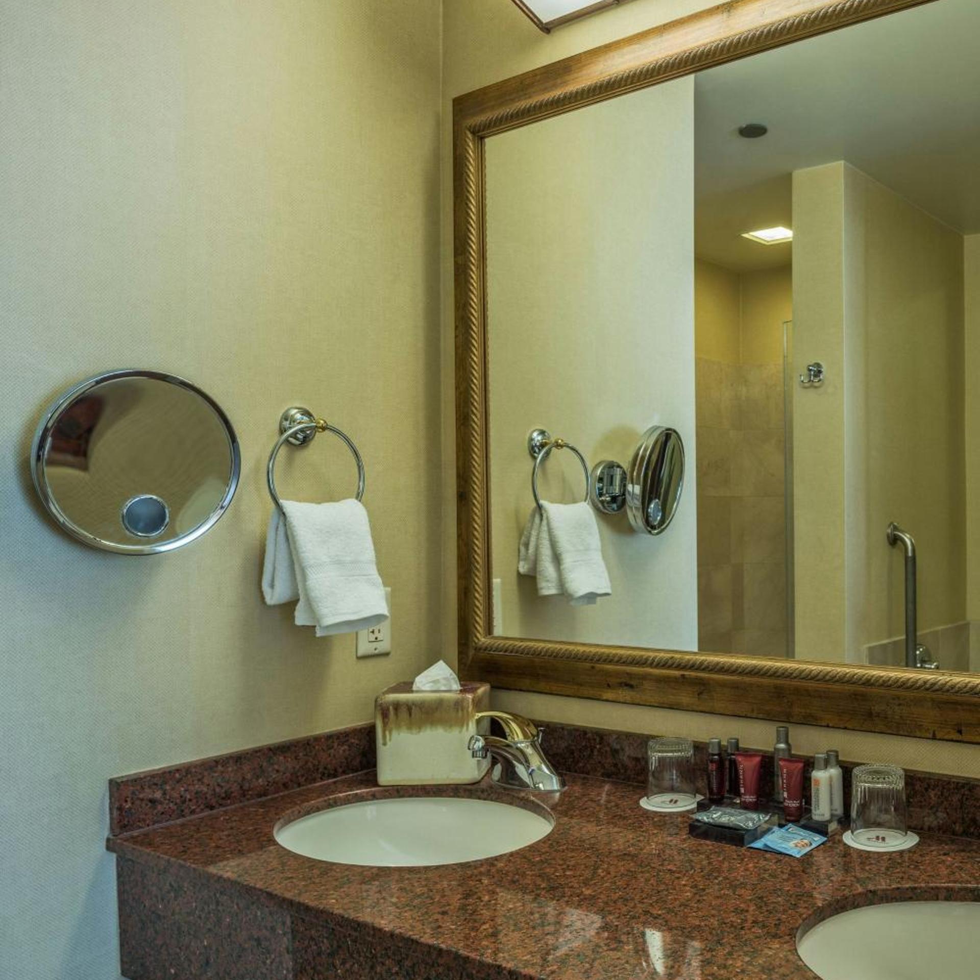 1 Bedroom, Suite, King Bed, with View, Balcony or Patio