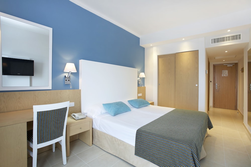 INTERIOR, TWIN BEDS, NO BALCONY