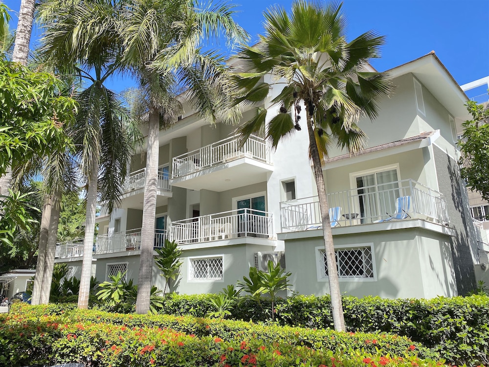 Tropicana Suites Deluxe Beach Club & Pool 7/50