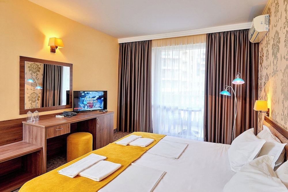 ROOM, DOUBLE OR TWIN BED