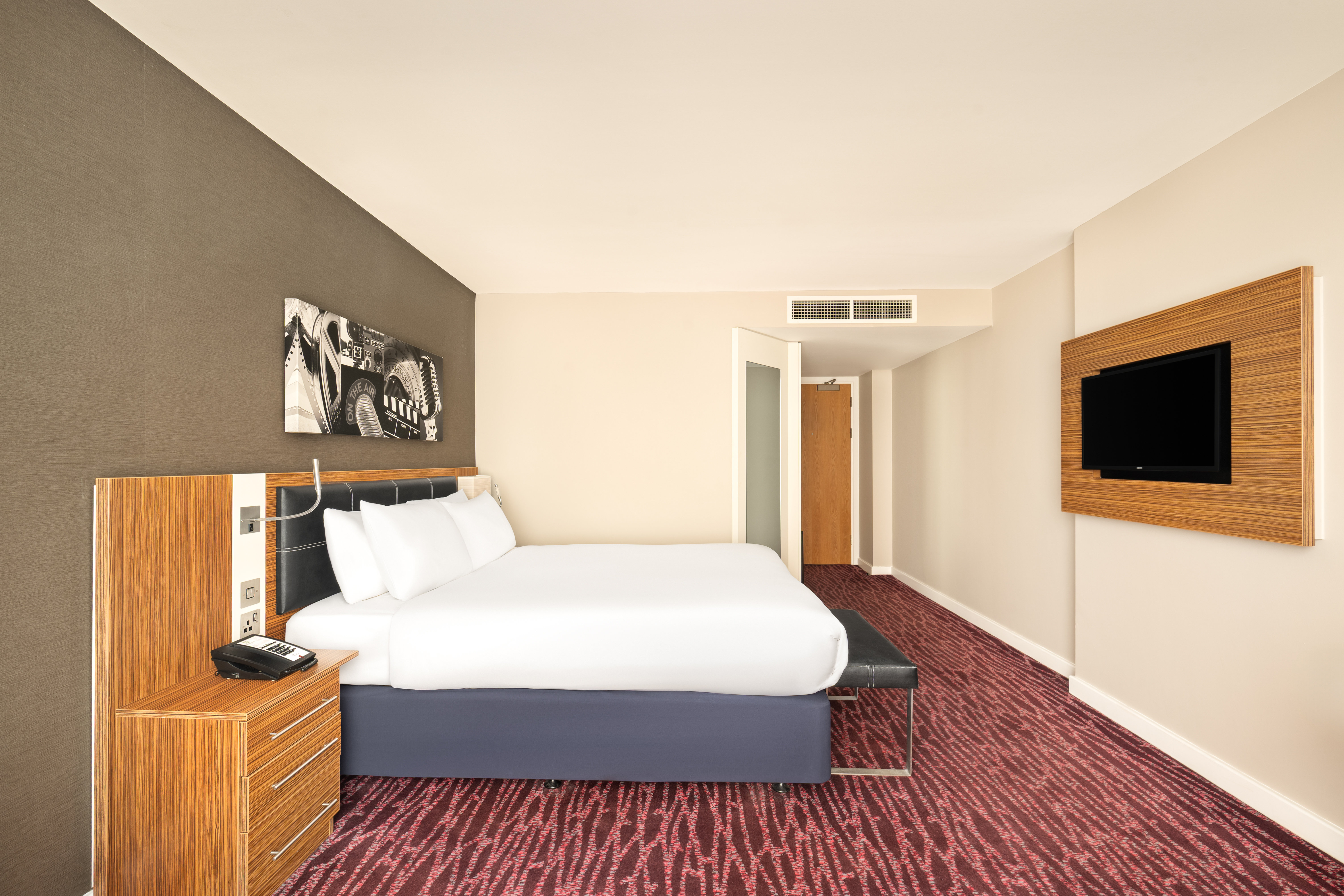 Holiday Inn Manchester Media City Uk 11/50