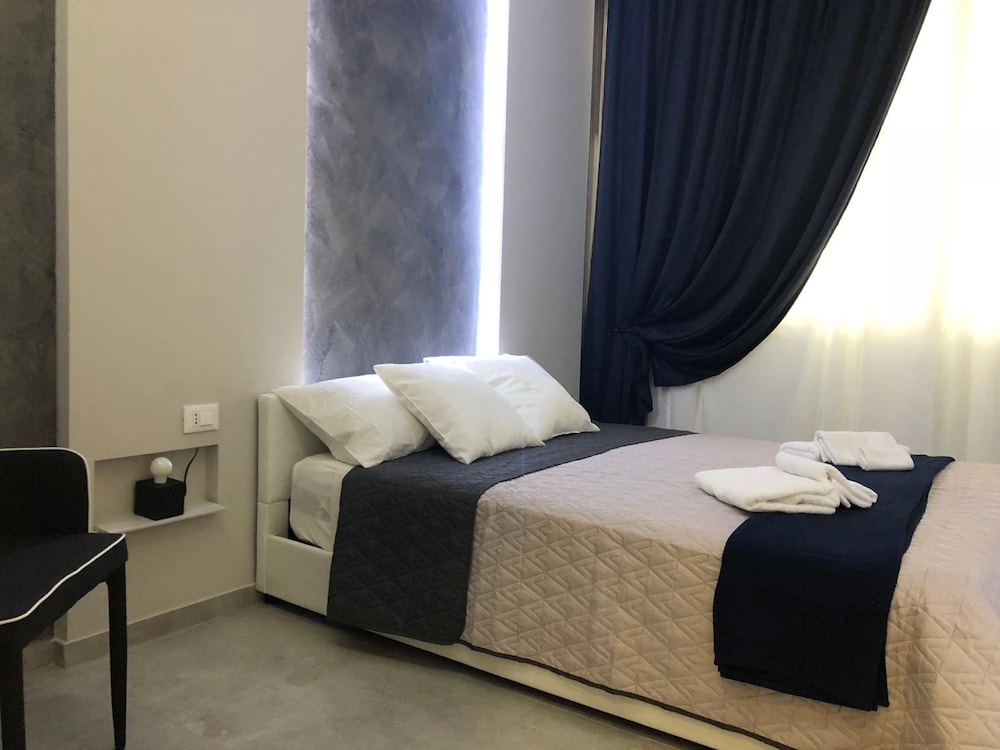 Turin Central Rooms 8/18