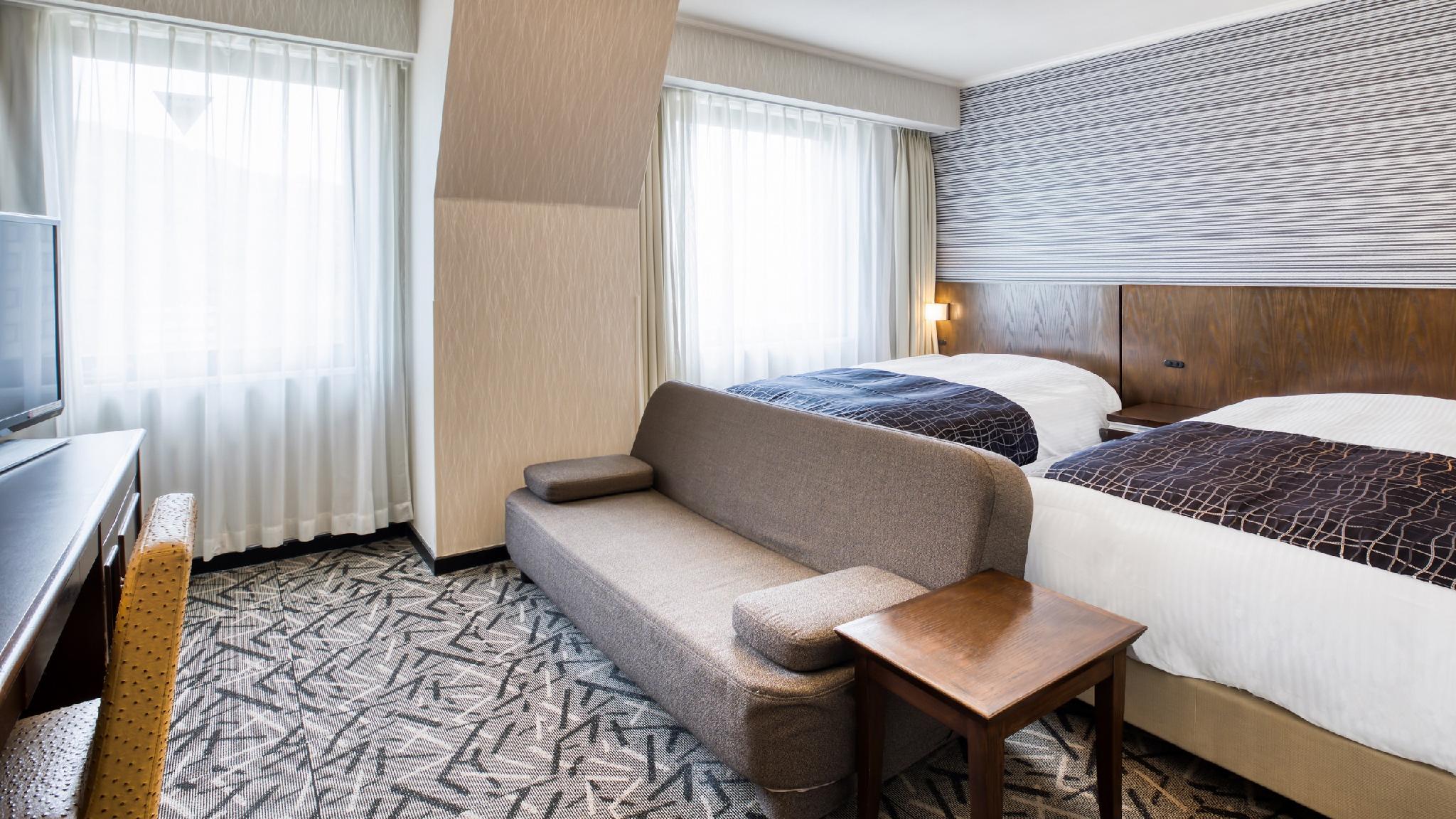 Deluxe, Suite, Twin Beds, Mountain View, Night View