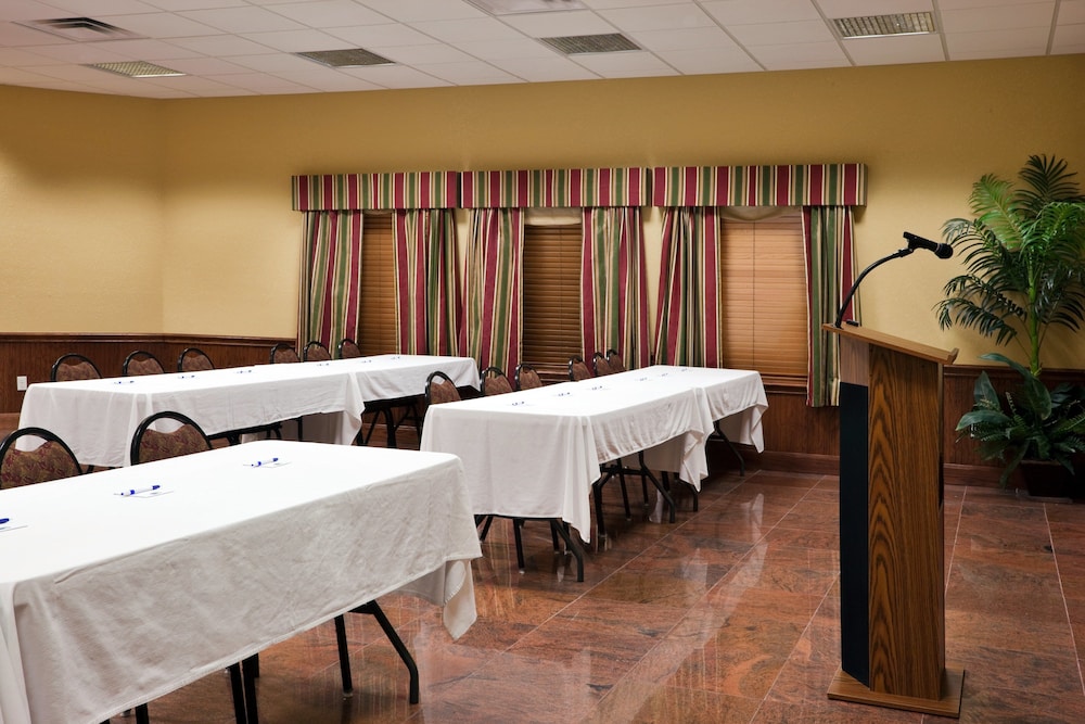 Holiday Inn Express Salado-Belton 44/45