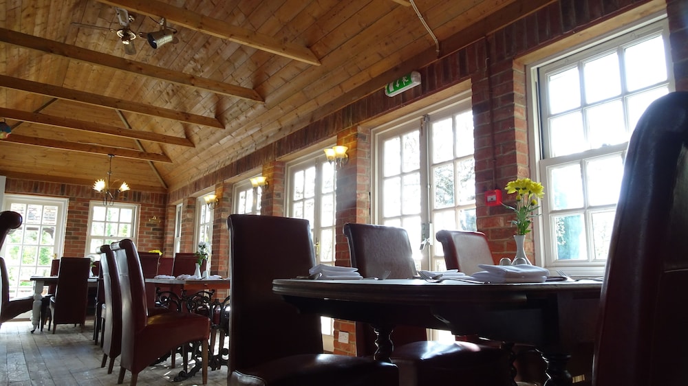 The Furze Bush Inn 3/33