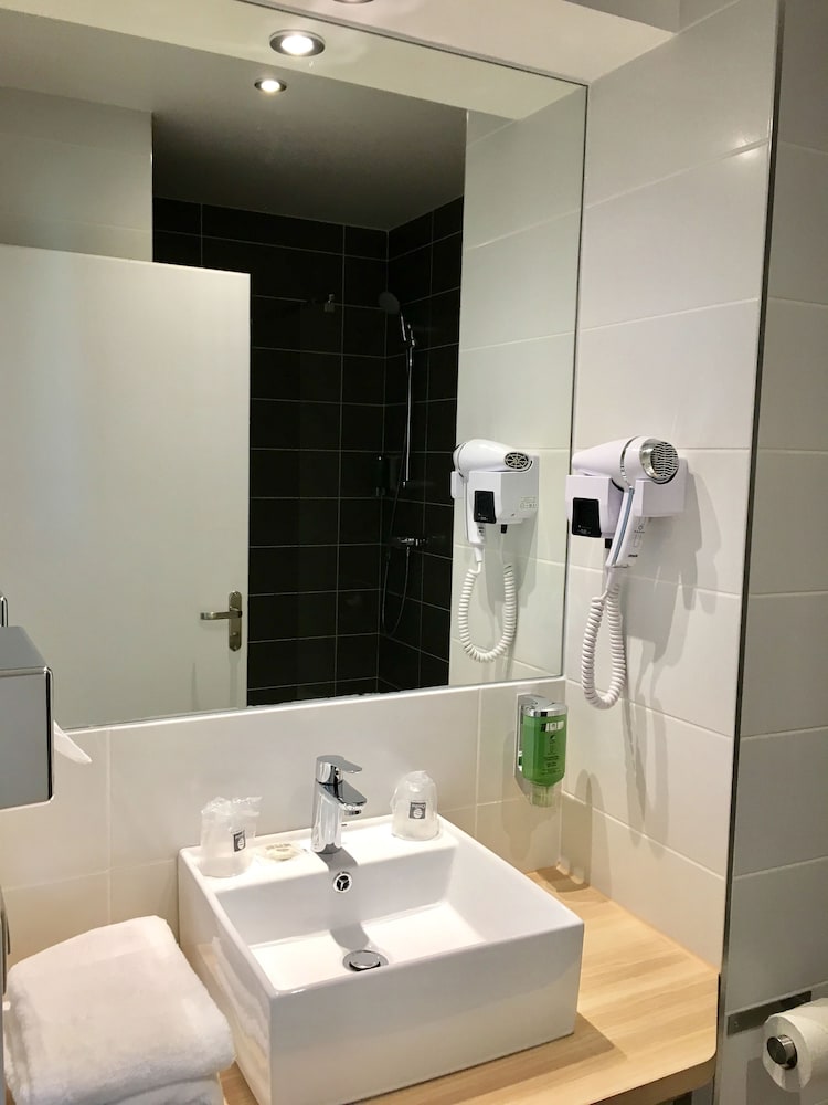 غرفة ديلوكس ثلاثية بسرير كوين مع أريكة، Brit Hotel Confort Martigues 4/5