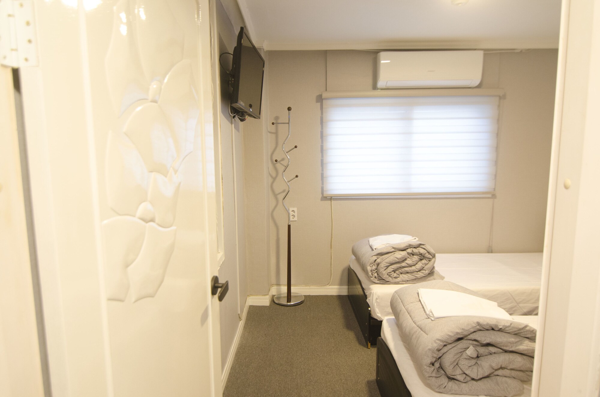 ROOM, TWIN BEDS
