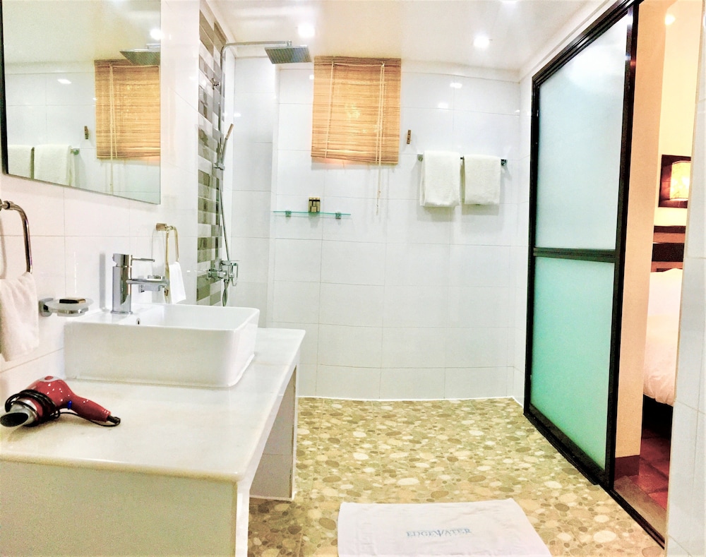 Edgewater Dive & Spa Resort 26/73