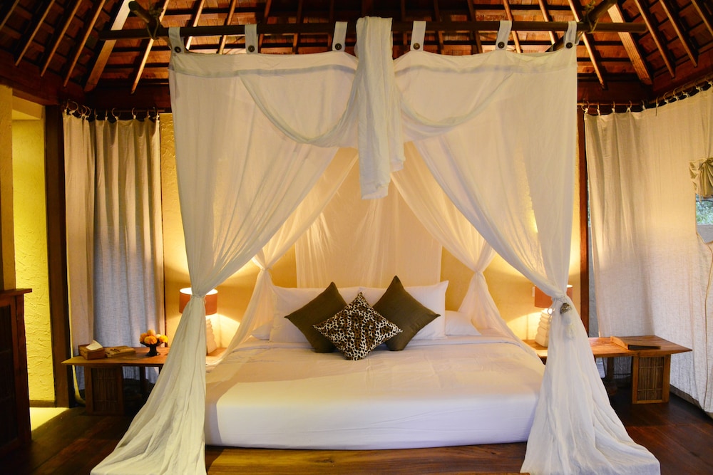 VILLA, BEACH FRONT