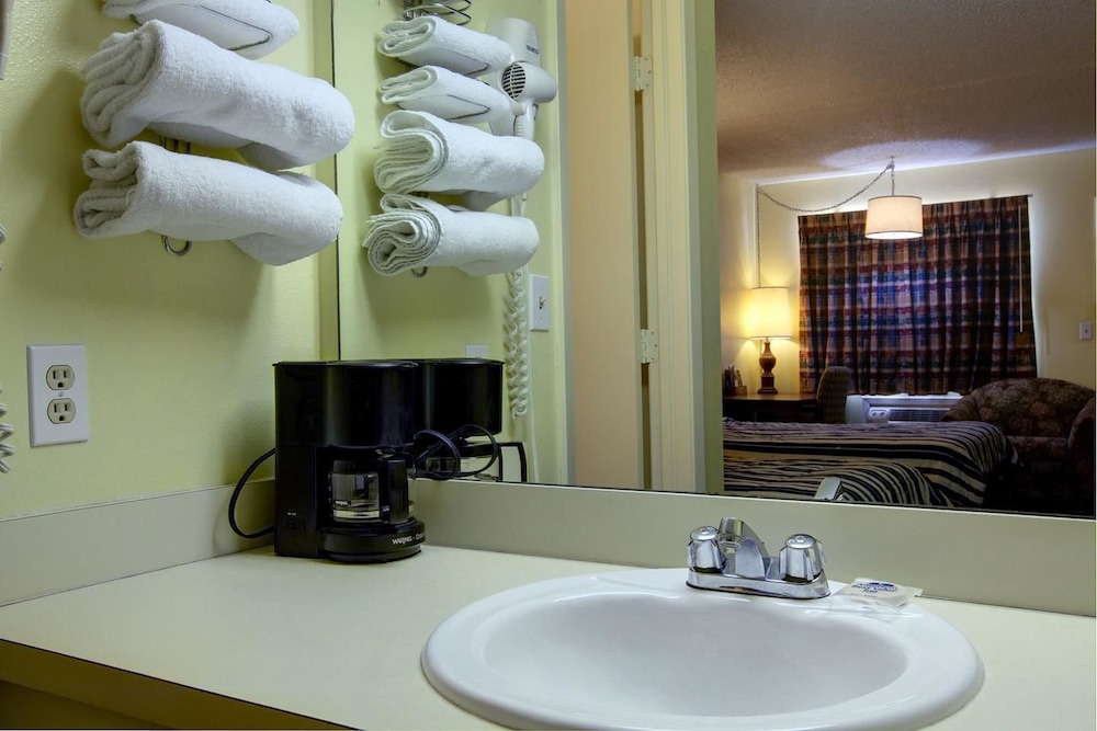 Americas Best Value Inn Comanche 8/12