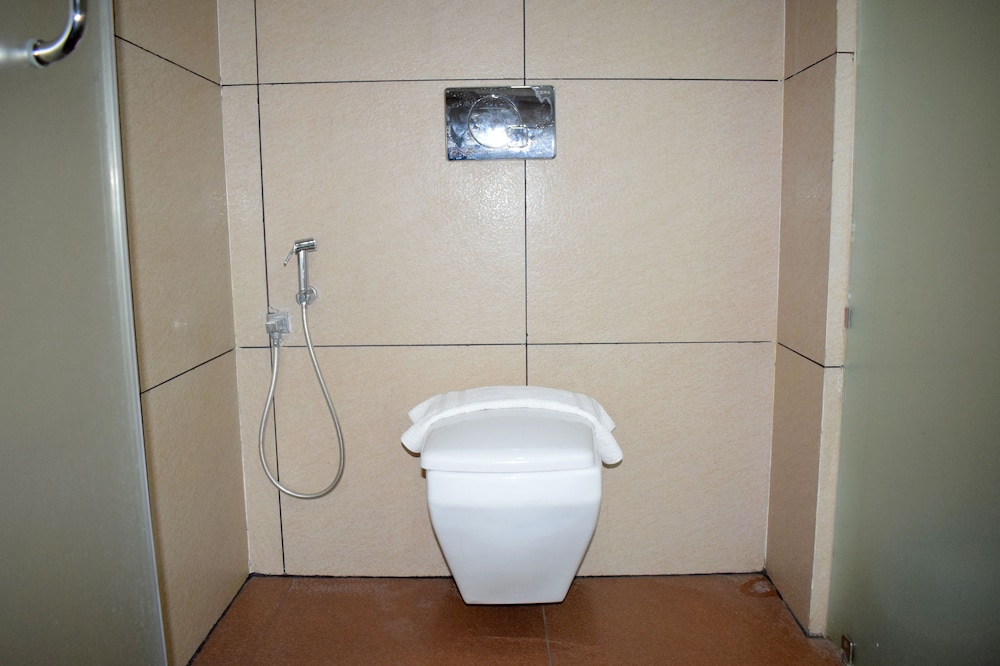 NAKSHATRA EMERALD INN GURUVAYUR 37/41